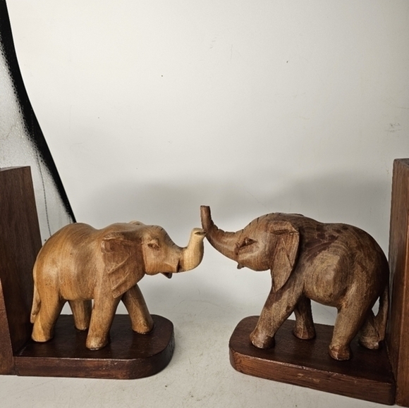 A pair of wooden hand carved elephant bookends - Picture 3 of 10